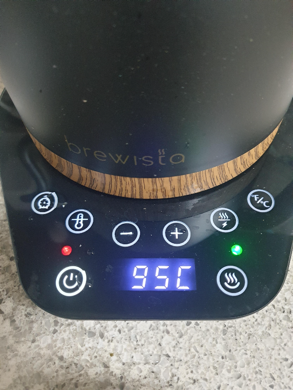 드립포트를 95℃로 세팅 후 가열 중이다.