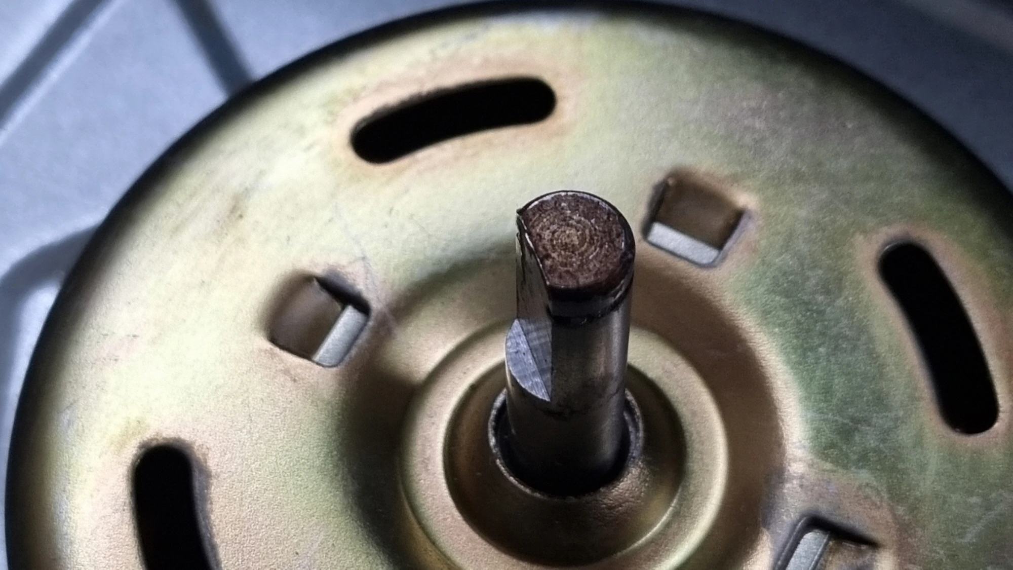 후드 날개 끼우는 곳