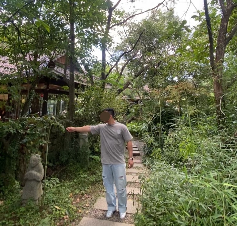데일리룩(2025. 9. 14.)크림소다랩 스톤워싱 피그먼트 그레이화이트 반팔 티셔츠, 에러스익셉티드 데님팬츠 데미지진 무파진 연청바지, 오니츠카타이거 멕시코 실버, 카시오 실버