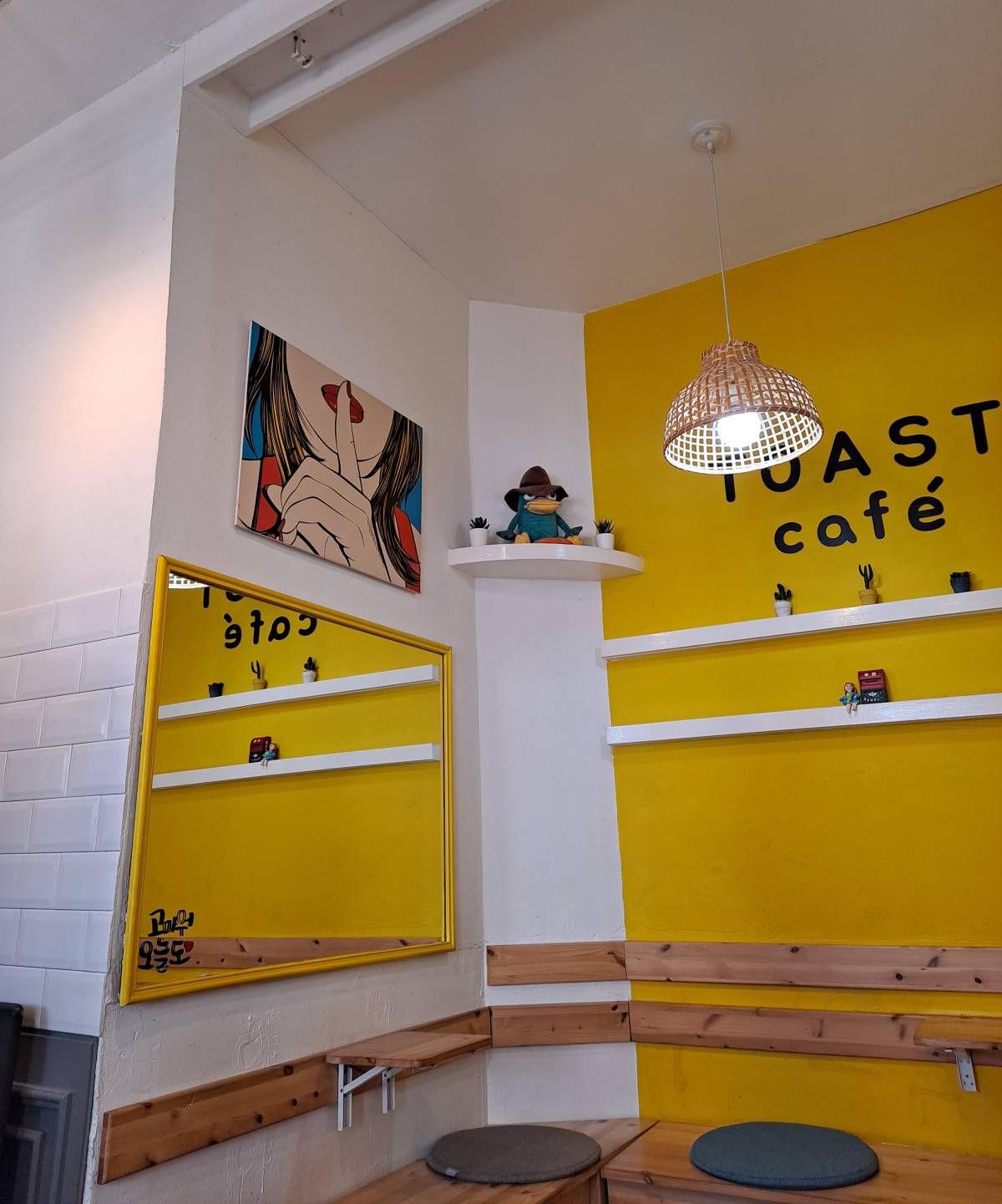 또스뜨 매장 인테리어