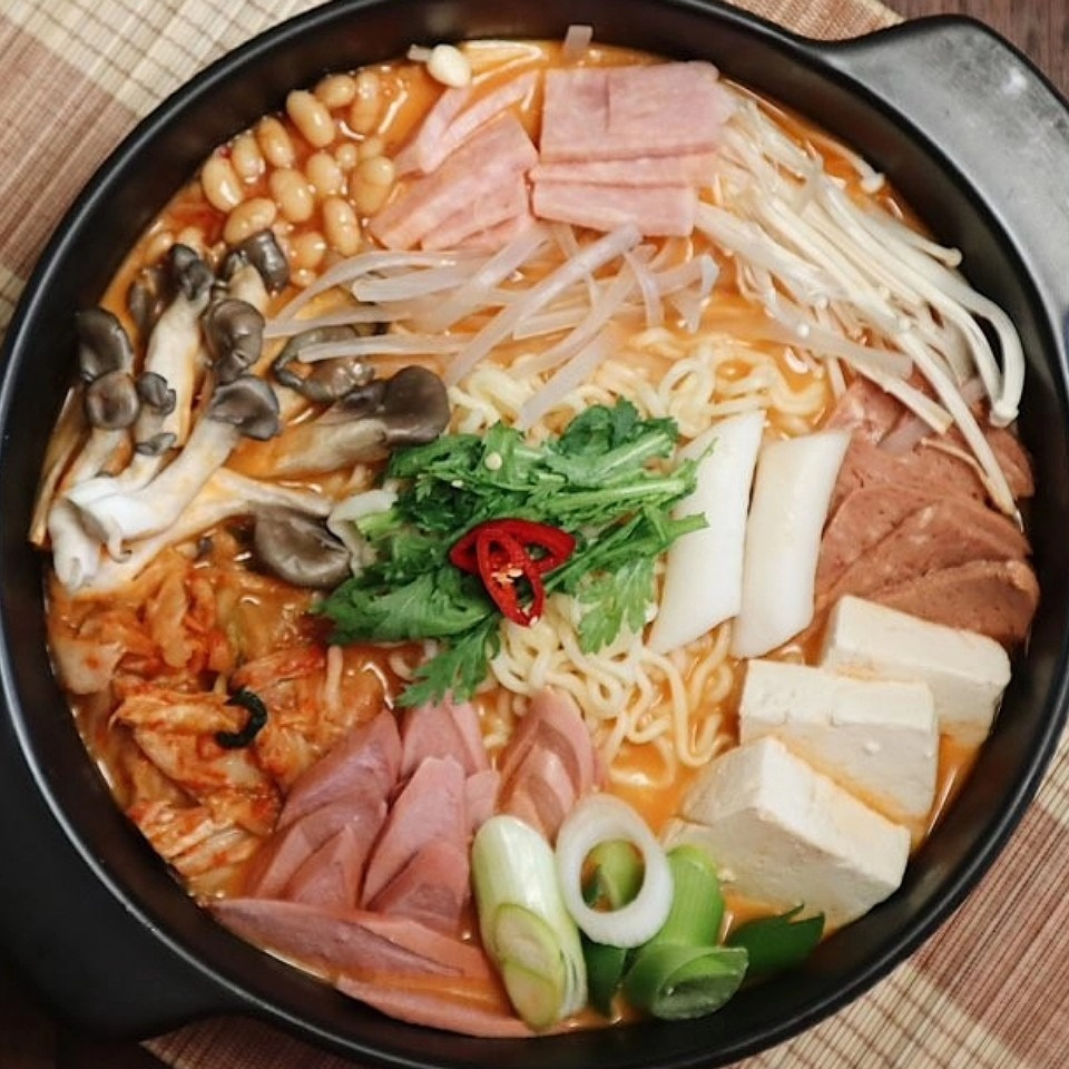 햄과 야채 라면사리를 넣은 부대찌개