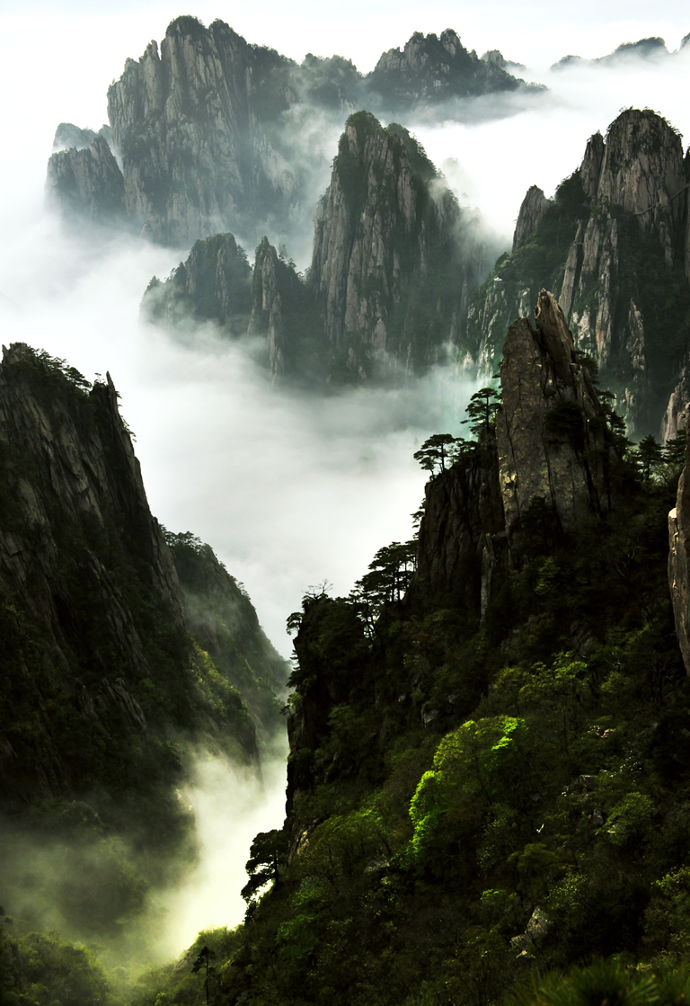 웅장한 바위 봉우리