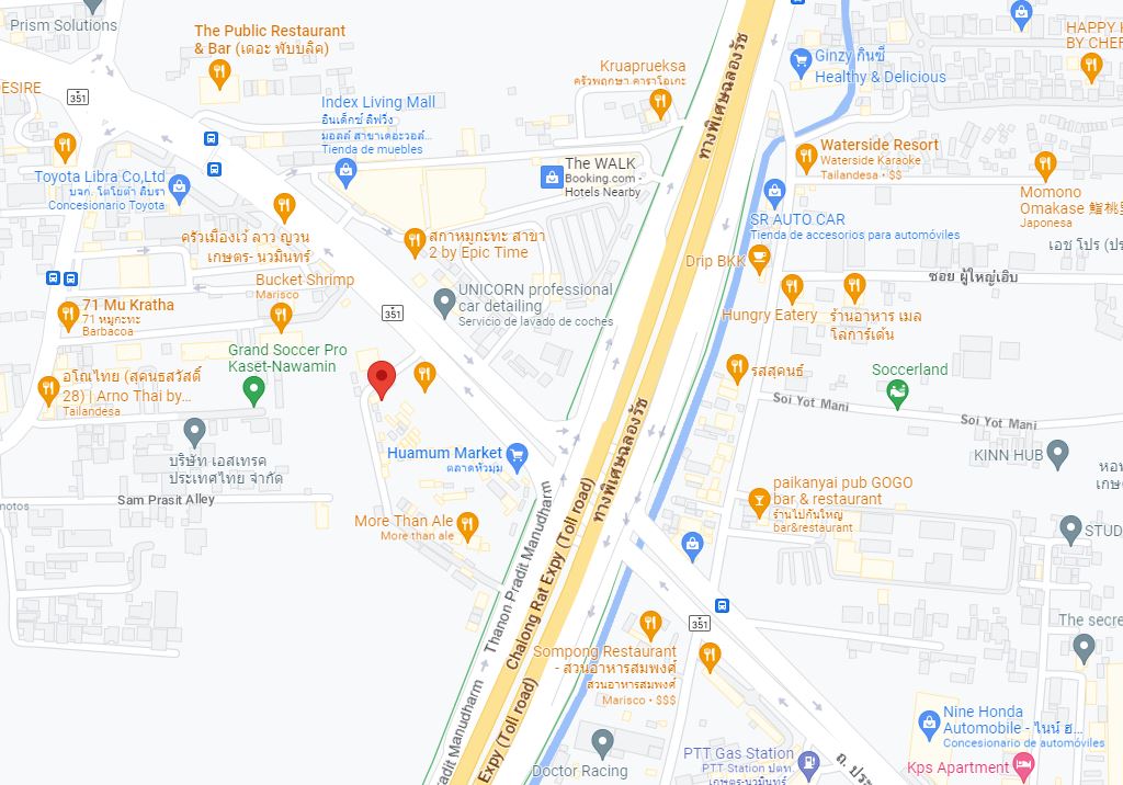 Está ubicado dentro del mercado nocturno Hua Mumm