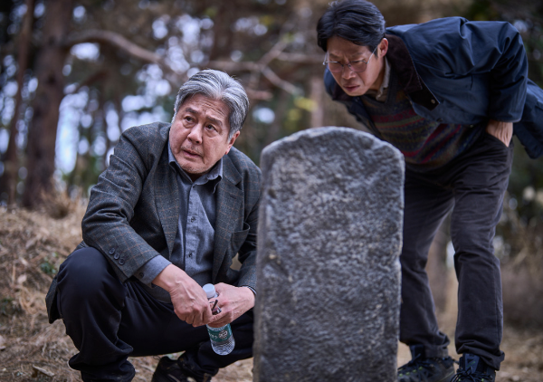 영화 파묘의 소름 돋는 디테일들과 비하인드 스토리 (스포주의)_이름 없는 묘비를 살펴보는 두 사람