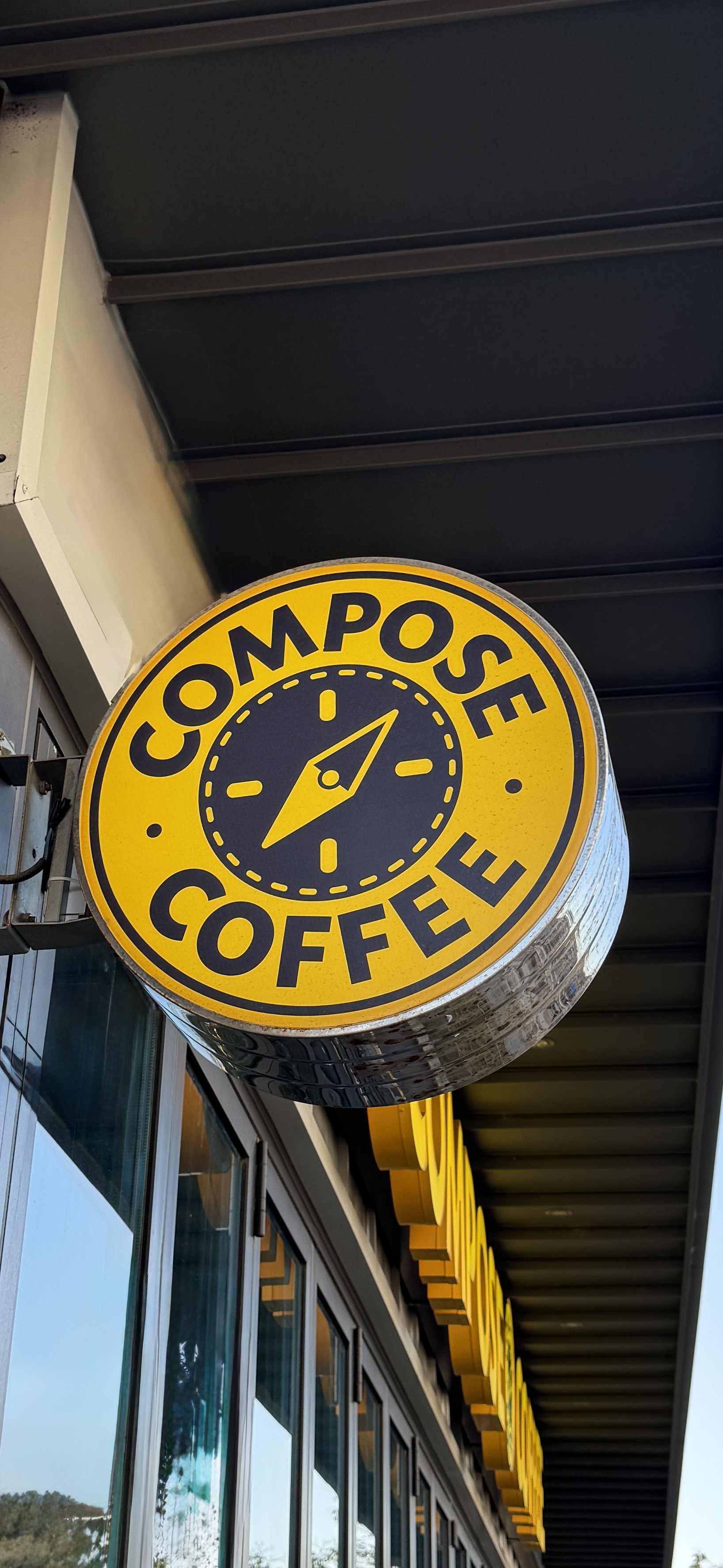 컴포즈커피 관련 이미지