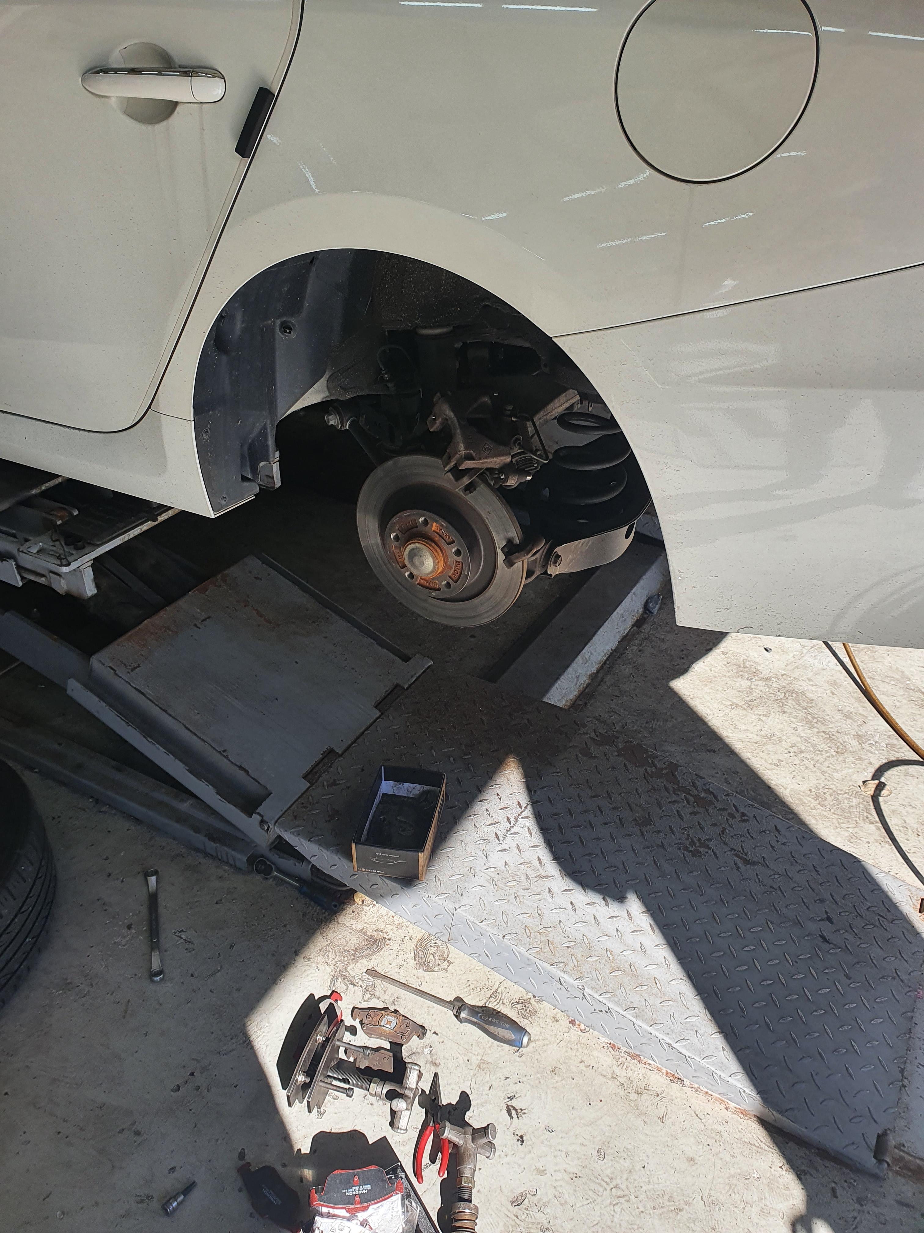 SM7 브레이크 패드 교체중