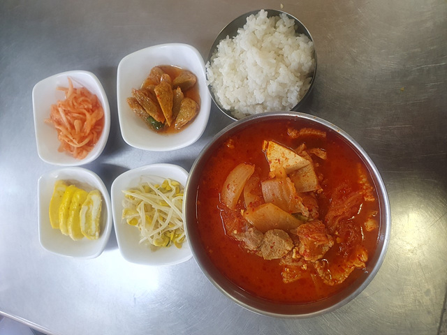 제주 전농로 근처 맛집 추천 벚꽃여행 소도리왕뼈다귀 제주냉삼시대 모던그릴 옛날홍가네칼국수 원영식당 킷사핫피엔도 호성식당 북경반점 모렐로제주 명동찌개마을