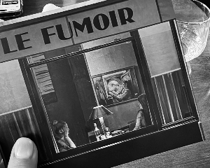 LE FUMOIR 가게이름이 적혀있는 엽서이다. 엽서 안에는 친구로 보이는 사람이 이야기를 하고 있다.