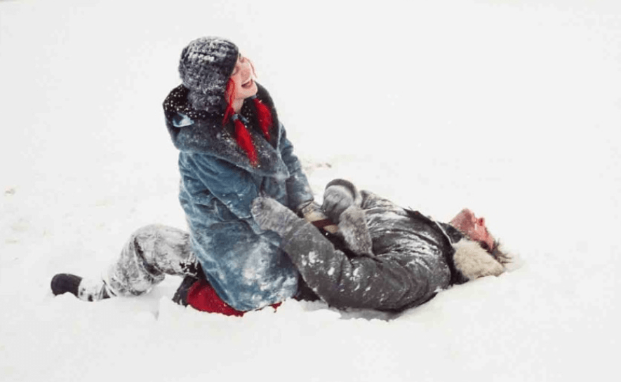 이터널 선샤인 스틸컷, 남,여 주인공이 눈 위에서 장난치며 즐거워 하는 장면