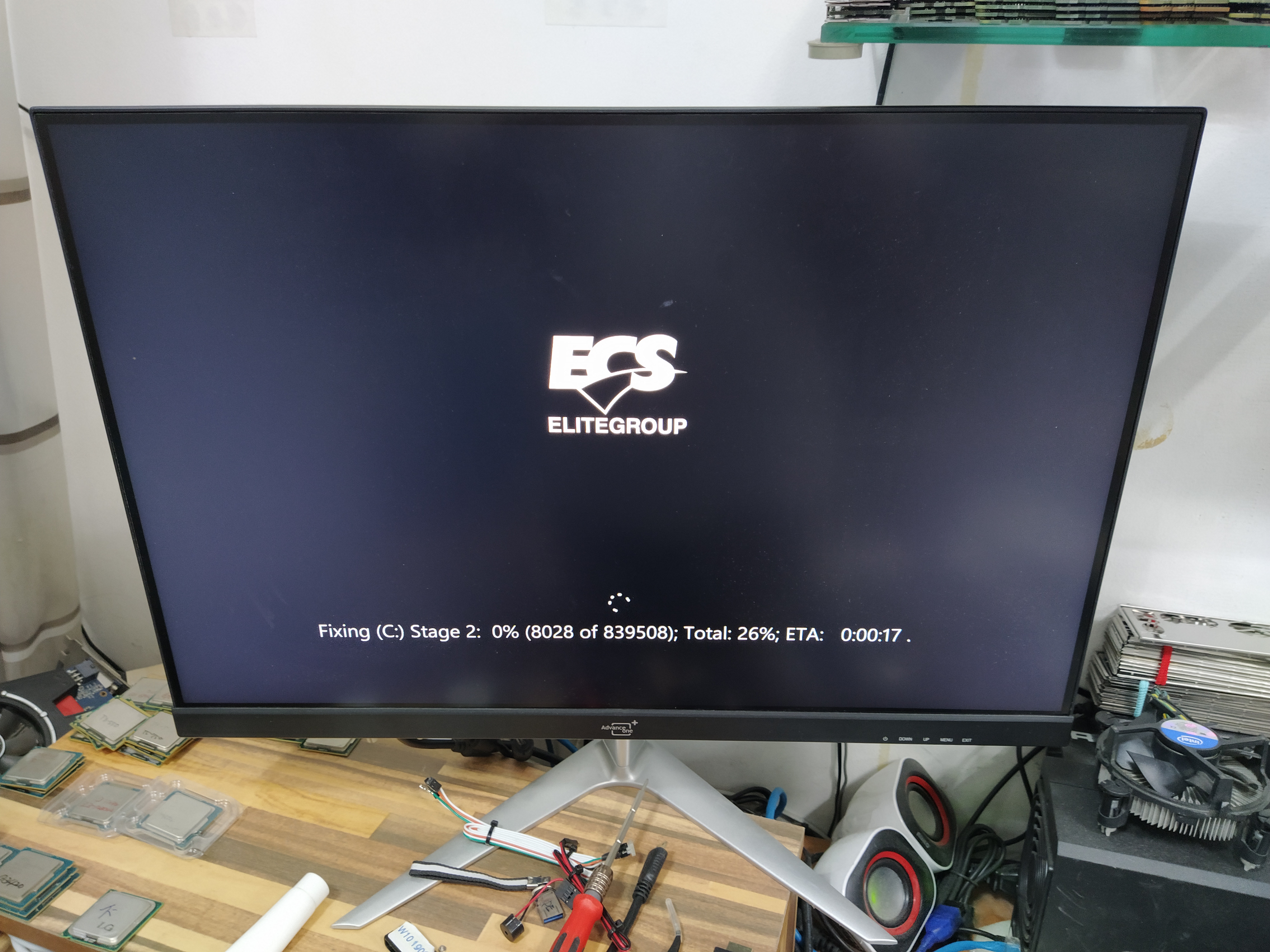 SSD는 윈도우10 구동시 체크디스크 화면이 자주 뜨네요. 개인적으로는 한 번도 사용해보지 않은 메이커 제품입니다. 