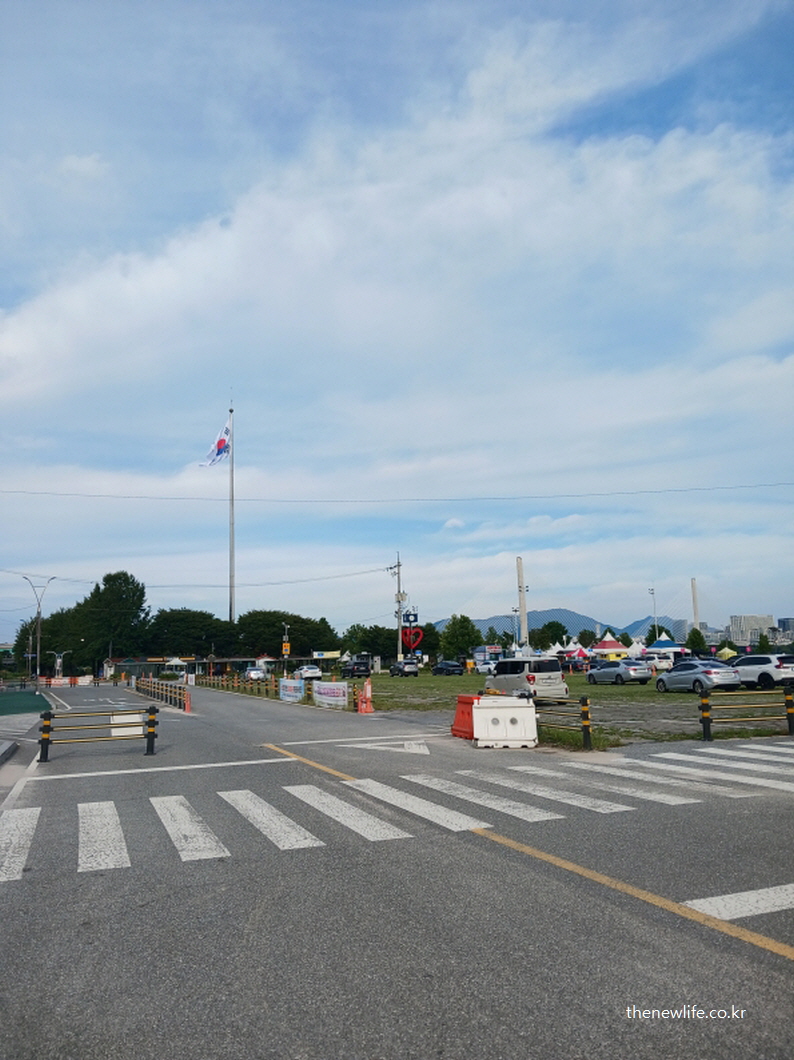 구리 코스모스 축제 주차장과 행사장 풍경