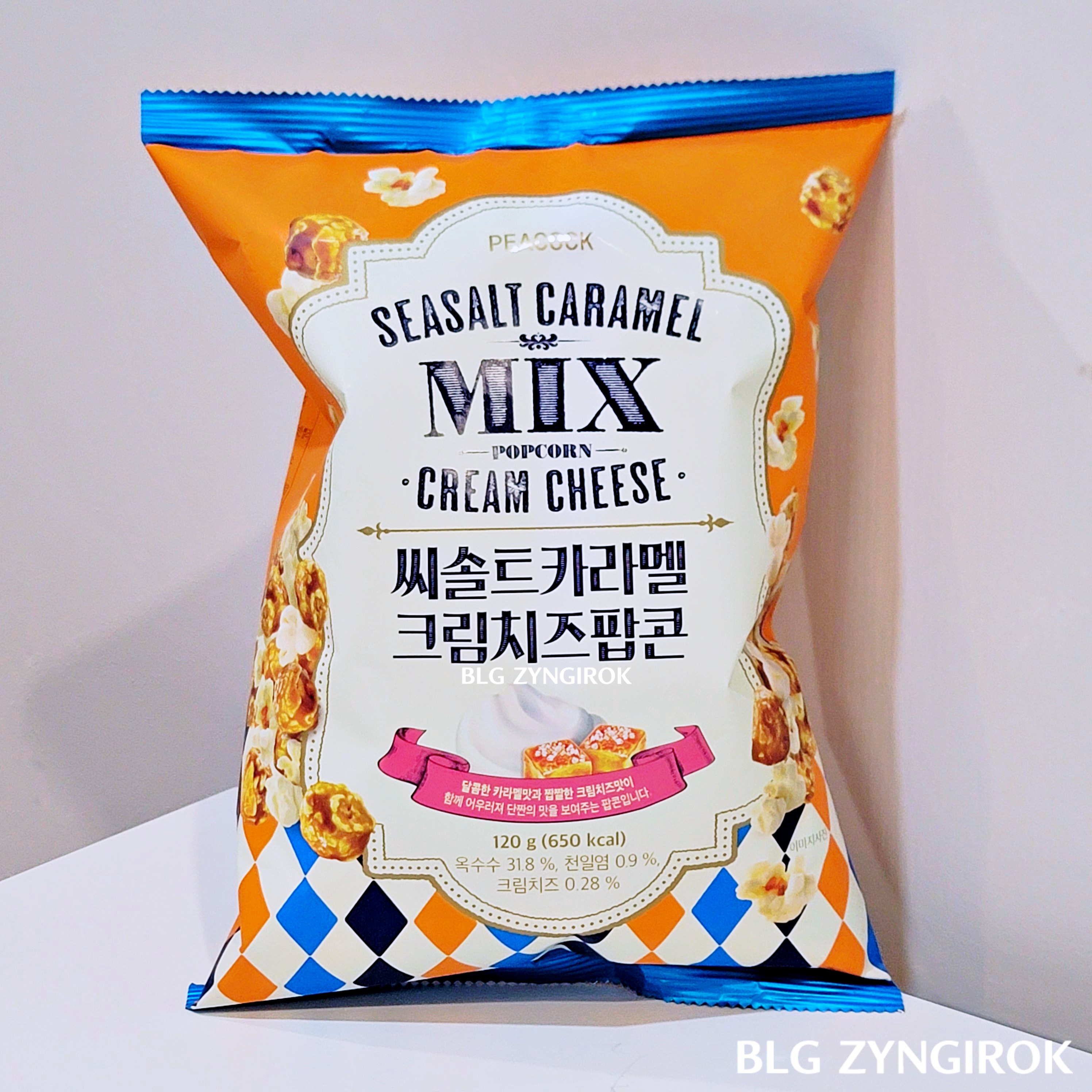 피코크 씨솔트 카라멜 크림 치즈 팝콘 전면 모습이다.