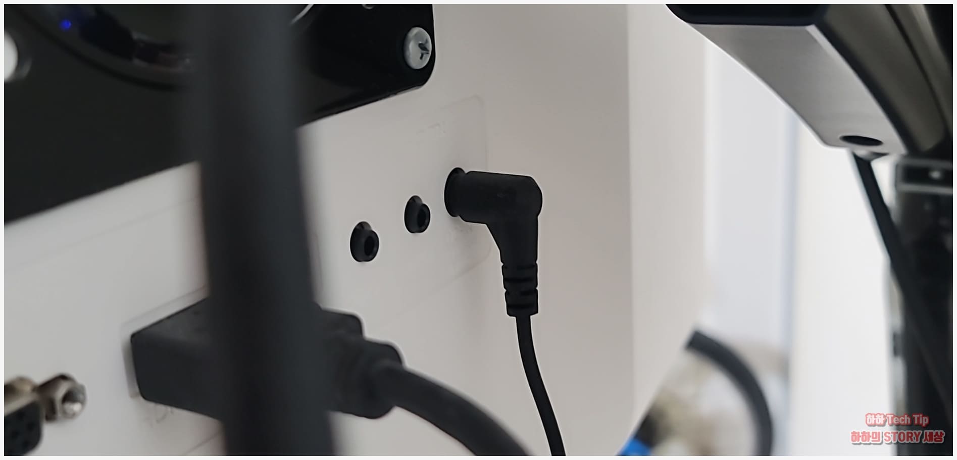 별도 전원 공급이 필요한 모니터