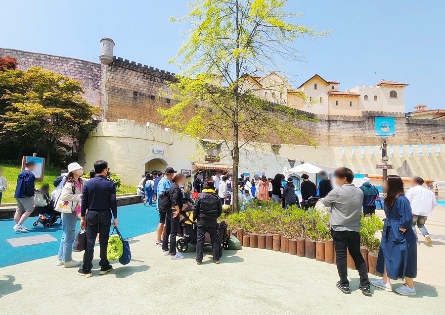11:45 쯤 부터 대기표를 발급하는곳에서 번호를 부르며 대기줄로 이동요청