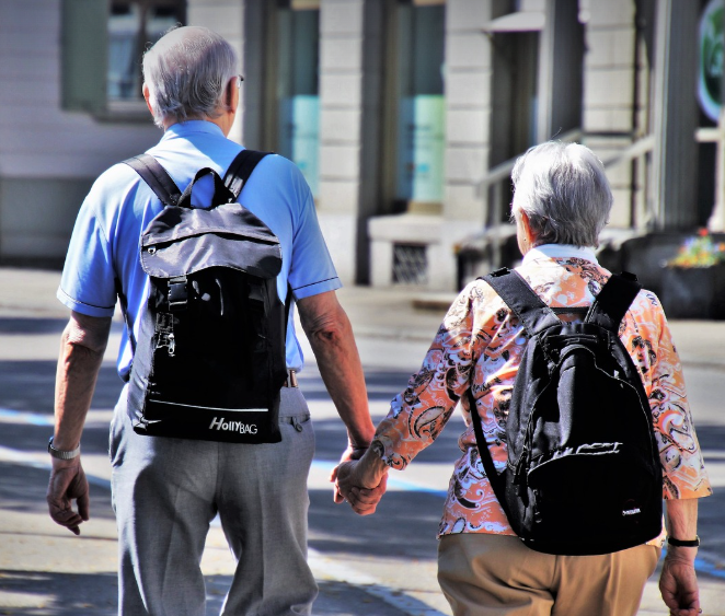 노부부가 손잡고 가는 사진