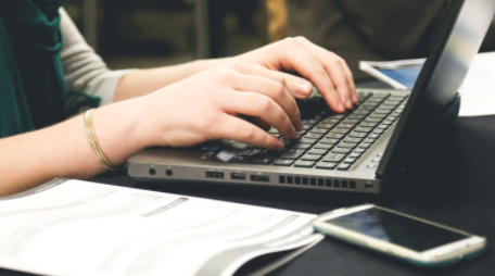 노트북-책상-여성-타자