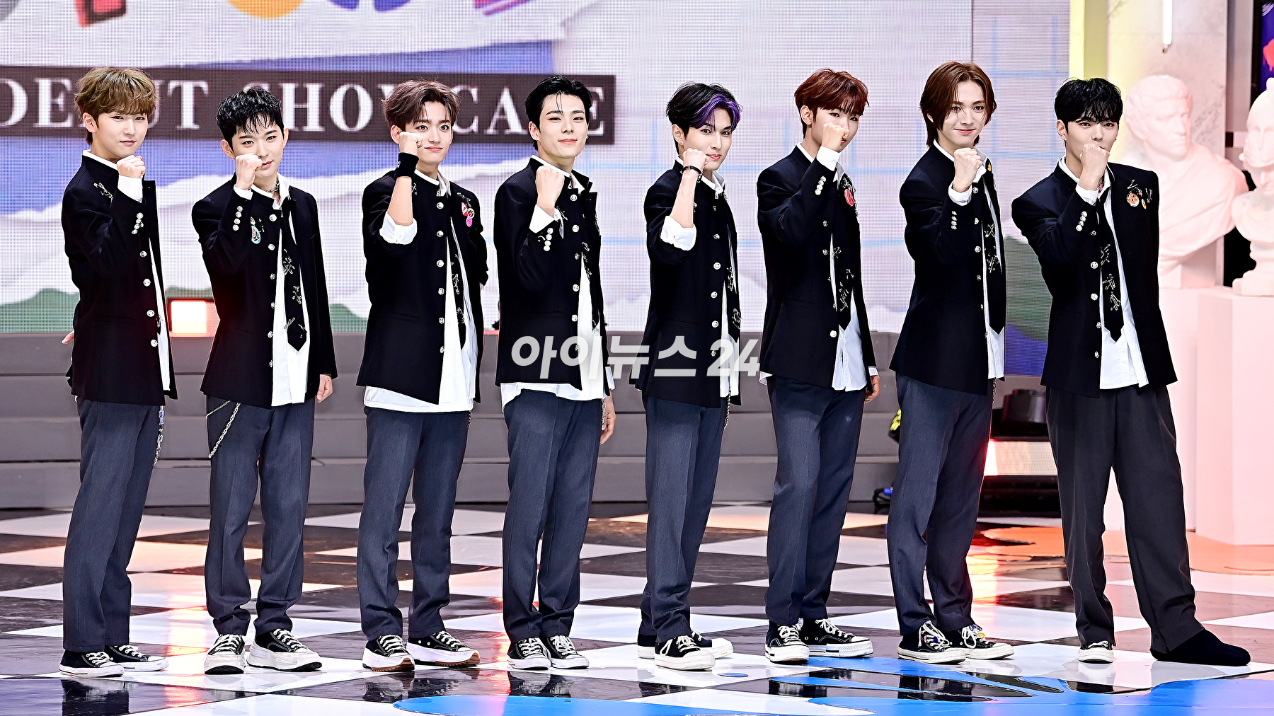 그룹 휘브(WHIB)가 8일 오후 서울 상암동 SBS프리즘타워에서 열린 싱글 1집 'Cut-Out'(컷-아웃)을 발매 기념 쇼케이스에 참석해 포토타임을 갖고 있다. [사진=곽영래 기자]