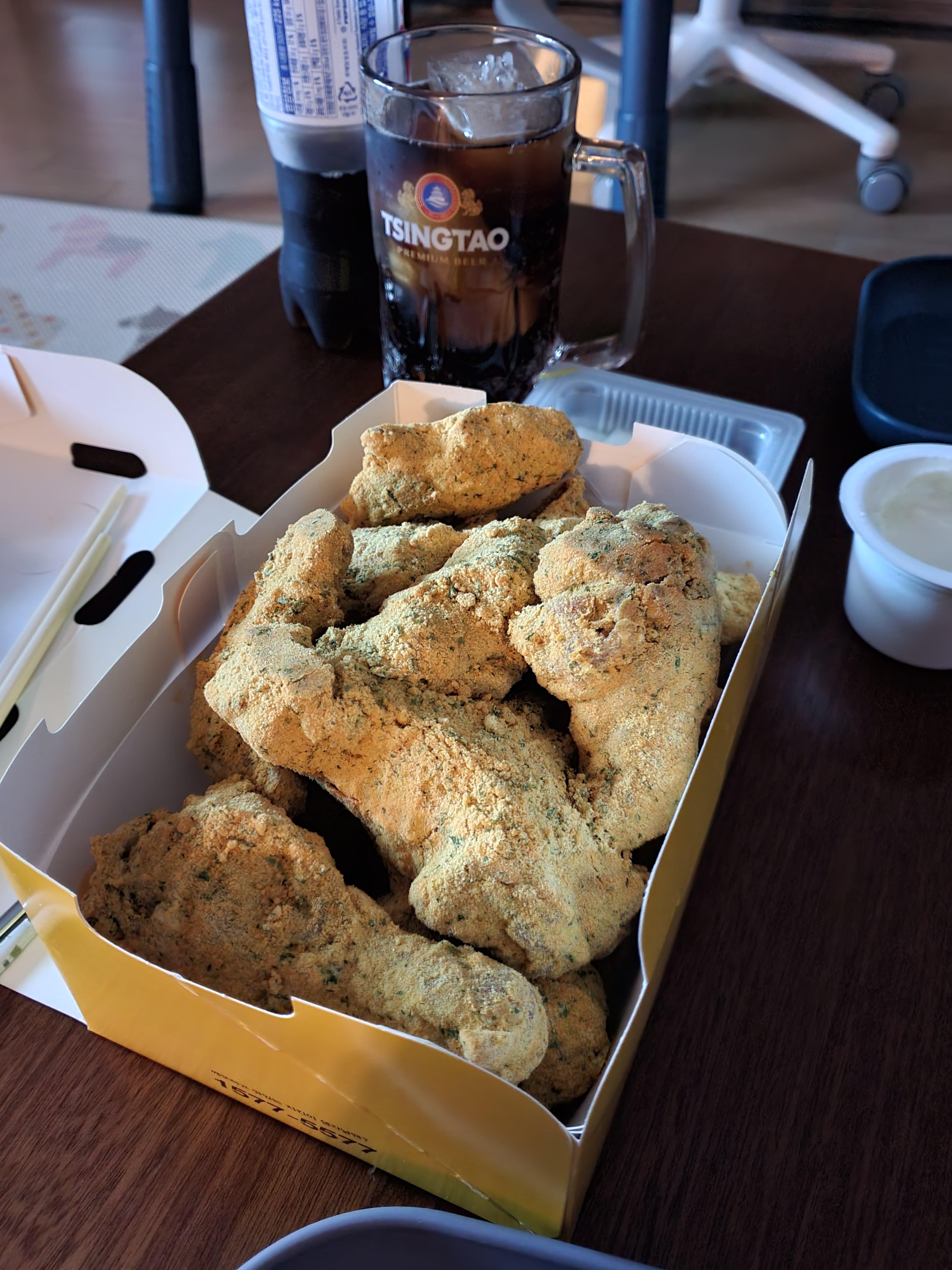 애들 재우고 있어서 야간모드로 BHC치킨 진잠점 뿌링클 콤보 치킨을 찍어봤는데.. 맛있네 나오네! ㅎㅎ