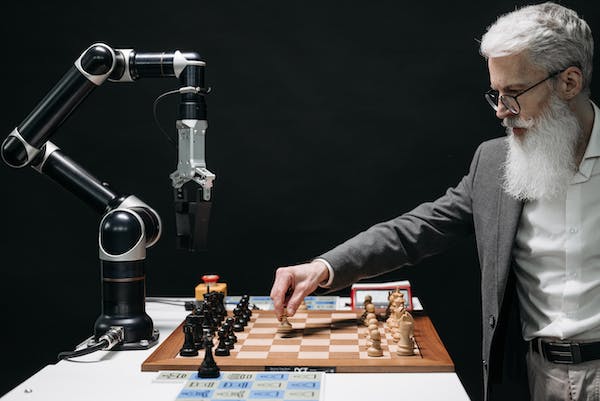 인공지능(AI)은 현대 기술 분야에서 가장 빠르게 성장하고 있는 영역 중 하나입니다. 자동차부터 의료 서비스, 금융 및 엔터테인먼트 분야에 이르기까지 다양한 산업에서 활용되고 있습니다. 그러나 이런 발전과 동시에 AI의 윤리적인 측면에 대한 우려와 관심도 증가하고 있습니다. AI가 우리 사회와 문화에 미치는 영향, 그리고 이에 따른 책임과 의무에 대해 깊이 고민해 보는 시간이 필요하다는 것이 사회적 합의가 되어가고 있습니다. 이 글에서는 인공지능과 윤리에 대한 세 가지 주요 소주제를 탐구하고자 합니다.