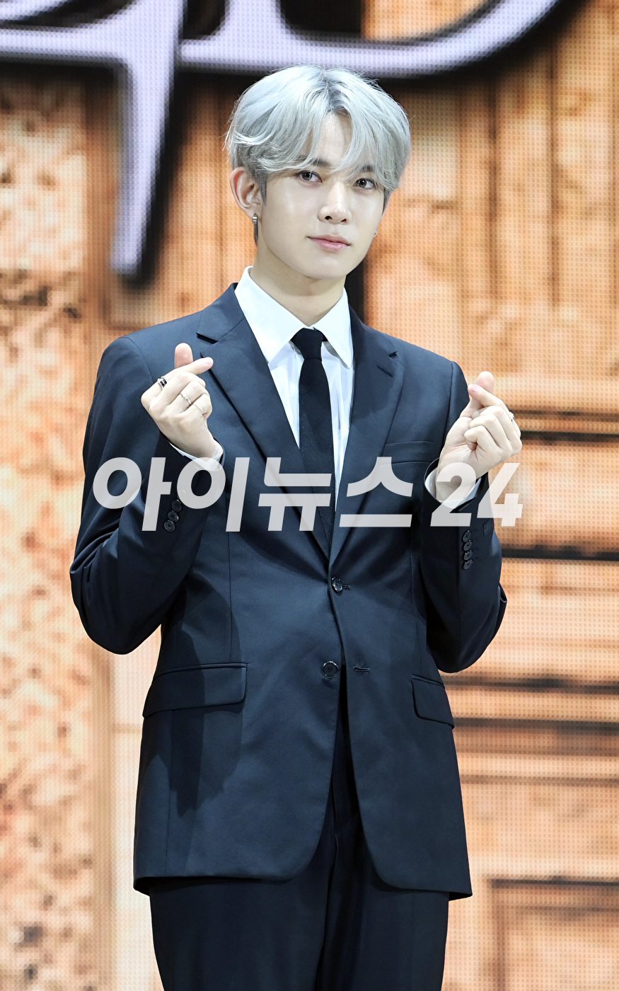 그룹 엔하이픈 희승이 22일 오후 서울 성북구 안암동 고려대학교 화정체육관에서 열린 엔하이픈(ENHYPEN) 미니 4집 '다크 블러드(DARK BLOOD)' 발매 기념 미디어 쇼케이스에서 타이틀곡 '바이트 미' 무대를 선보이고 있다. [사진=정소희 기자]