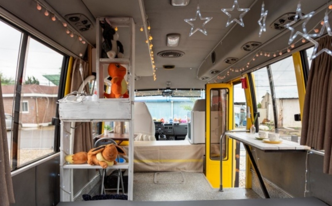 버스 글램핑 내부