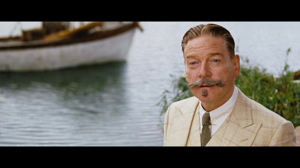 영화 나일 강의 죽음 스틸컷 - 나일강을 배경으로 서 있는 포와로 탐정