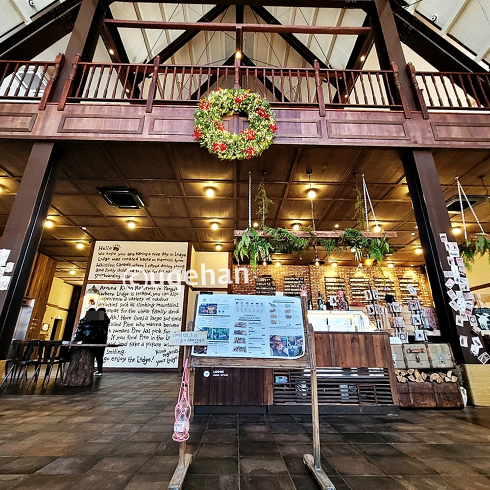 입구에서 바라본 1층의 정면 사진이다.