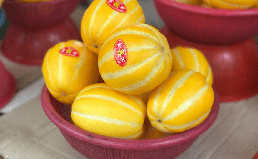 칼륨이 많은 음식 참외가 플라스틱 바구니에 담겨 있다