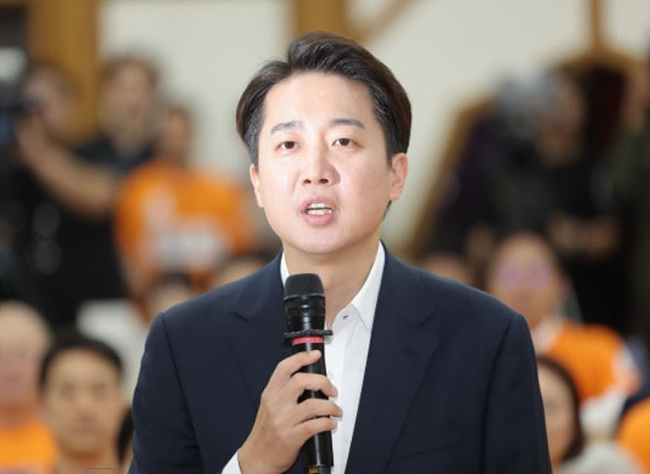 이준석 출구조사 결과 시청 후 인터뷰 사진