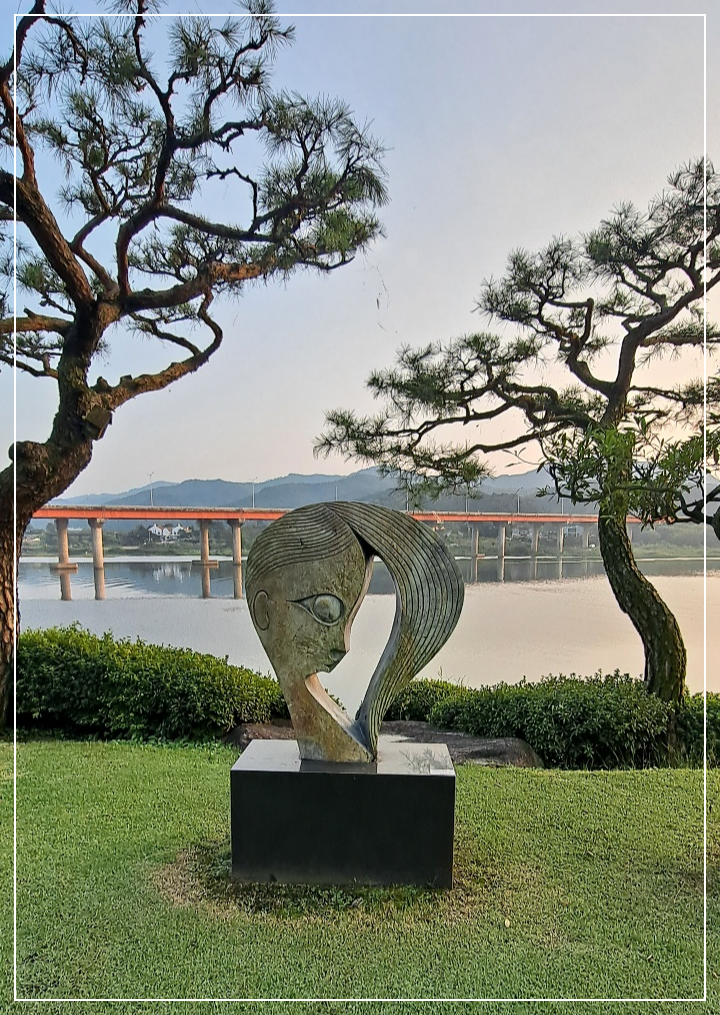 묶은-머리-여인-조각상