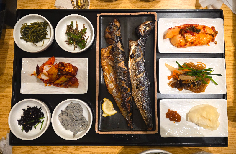 고등어 삼치 구이가 접시에 담겨 있다