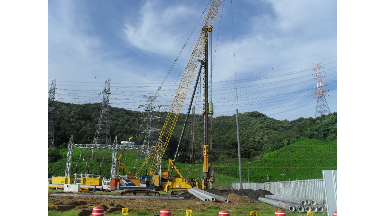 PHC파일 공사를 하는 모습입니다