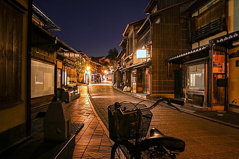 야간-일본거리의-숙박시설-모습