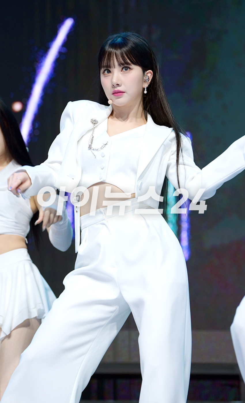 그룹 비비지 은하가 31일 오후 서울 광진구 예스24라이브홀에서 진행된 비비지(VIVIZ) 세 번째 미니앨범 '베리어스(VarioUS)' 발매 기념 쇼케이스에 참석해 포즈를 취하고 있다. [사진=정소희 기자]