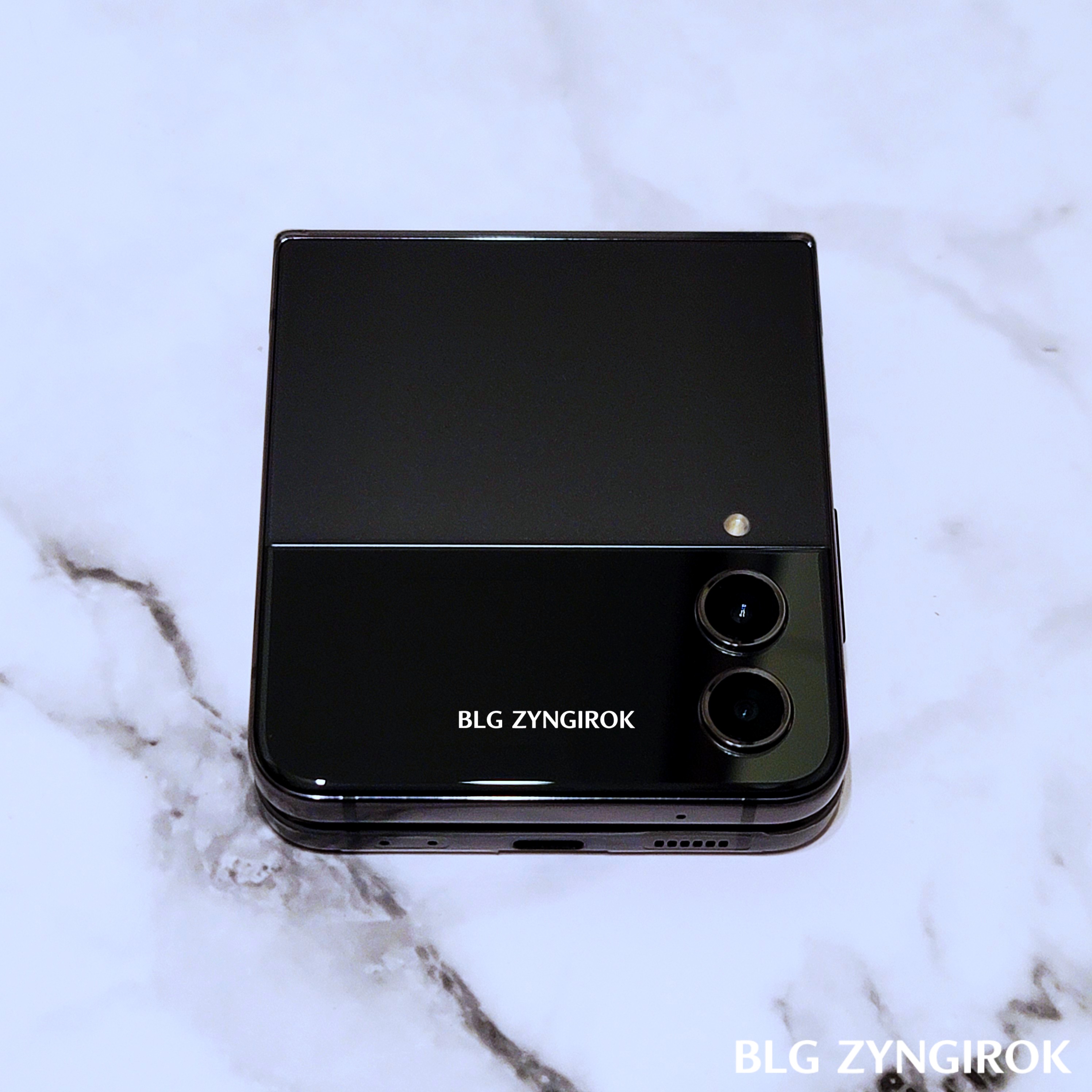 화면을-접어-닫아놓은-갤럭시Z-플립4-모습이다.