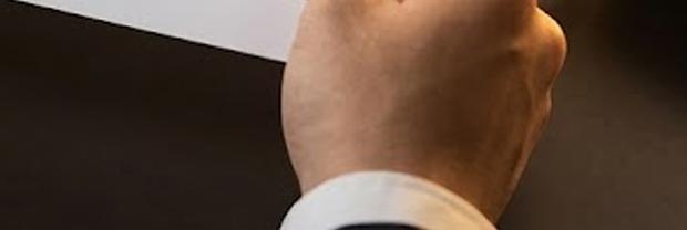 채권 투자와 금리 흐름을 분석하는 그래프를 들고 있는 모습과 모래시계&amp;#44; 동전 더미&amp;#44; 채권 투자 책이 함께 놓인 재테크 이미지