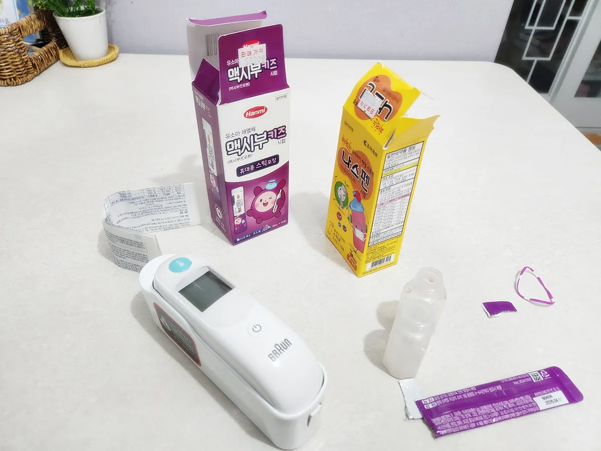 체온계-해열제들-보라색-노랑색-약통