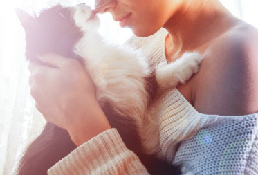 고양이를 안고 있는 여자.