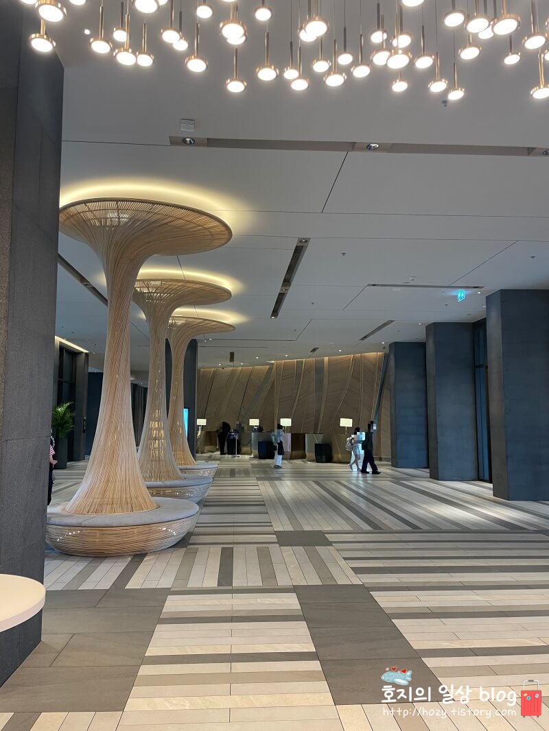 방콕 코트야드 메리어트 수완나품 에어포트 로비전경