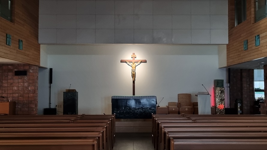 아차산성당 성전 안 감실, 십자고상, 제대, 제단 사진