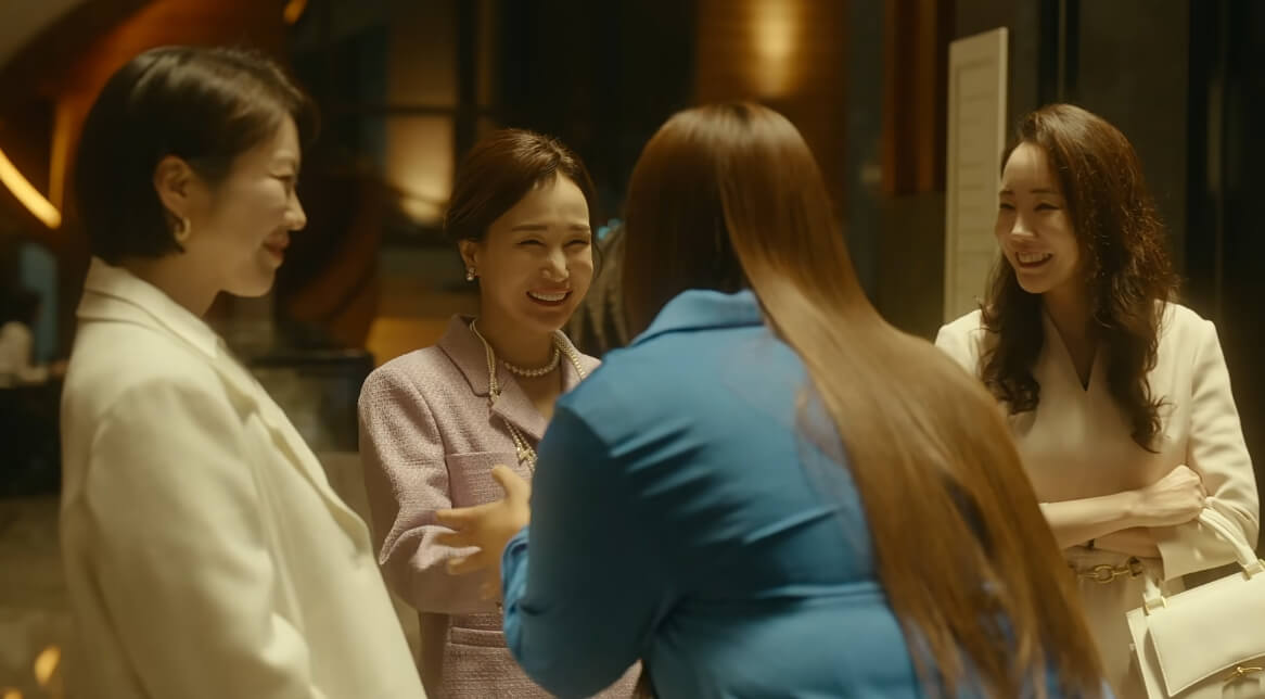 사모님들에게 밥을 대접한 동희