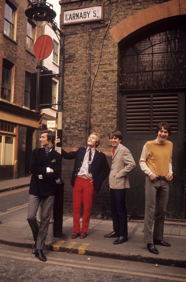 모드 룩 – 세련됨과 미래적 감각