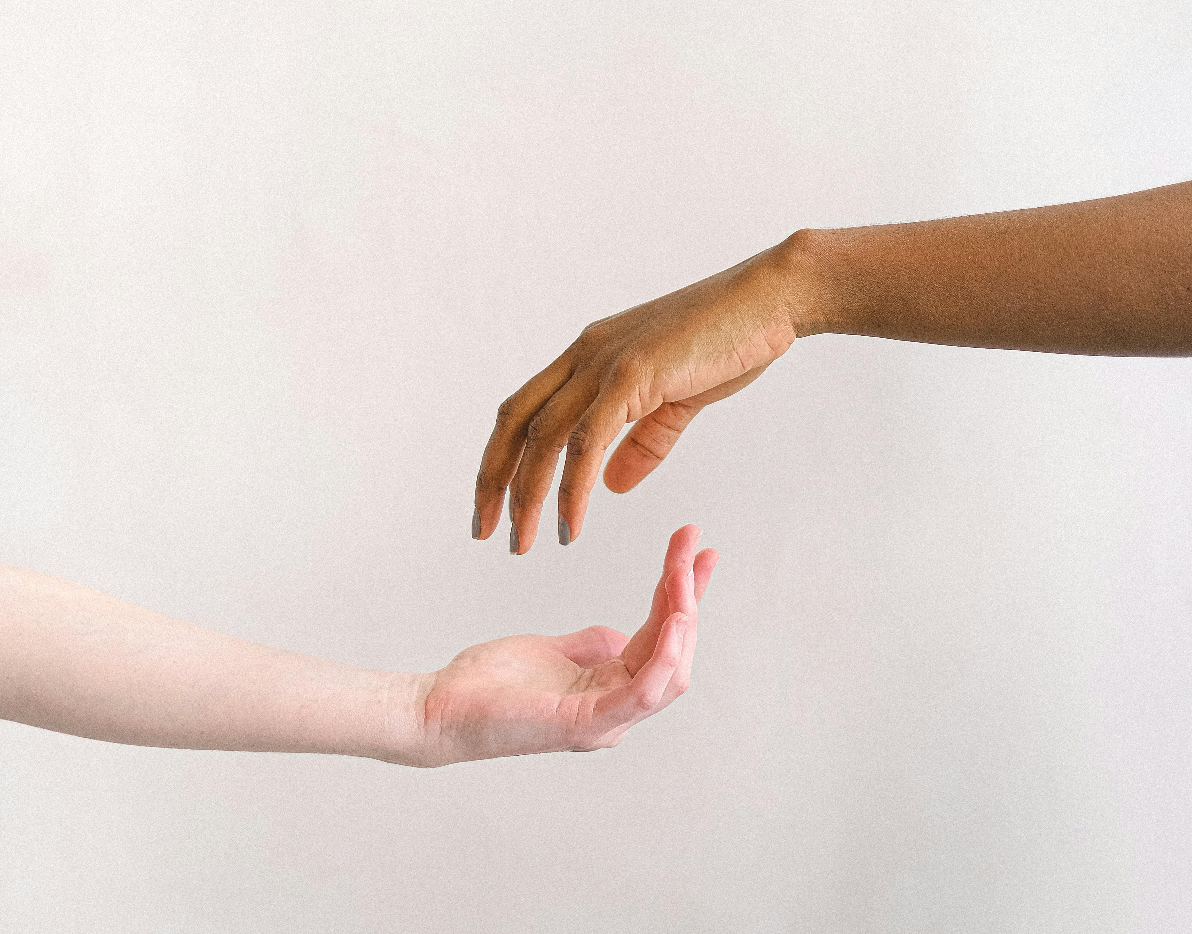 서로를 향해 손을 내미는 모습