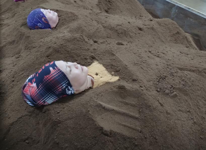 생방송투데이 쌀겨발효찜질 중인 여성