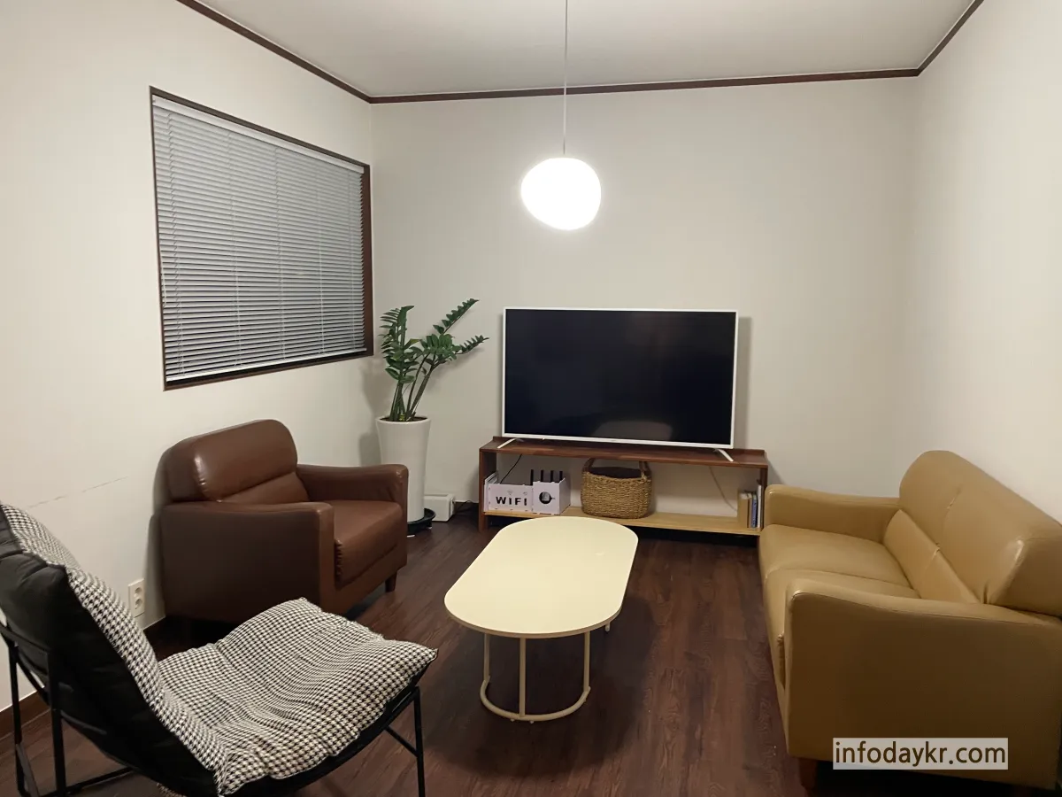 너의하루-거실-쇼파-tv