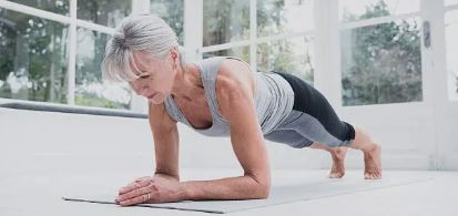 플랭크 운동 하고 있는 할머니 사진