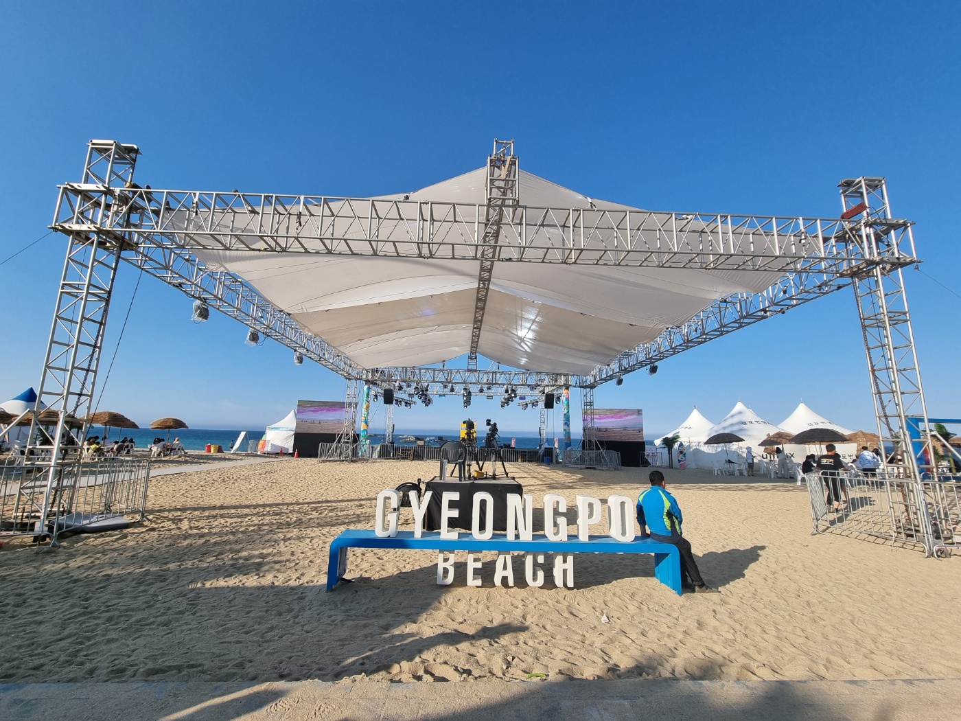 경포해변 모래사장에 비치비어페스티벌 특설무대가 설치되어 있다.