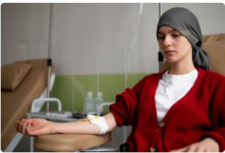 보조항암화학요법으로 치료받고 있는 환자의 이미지