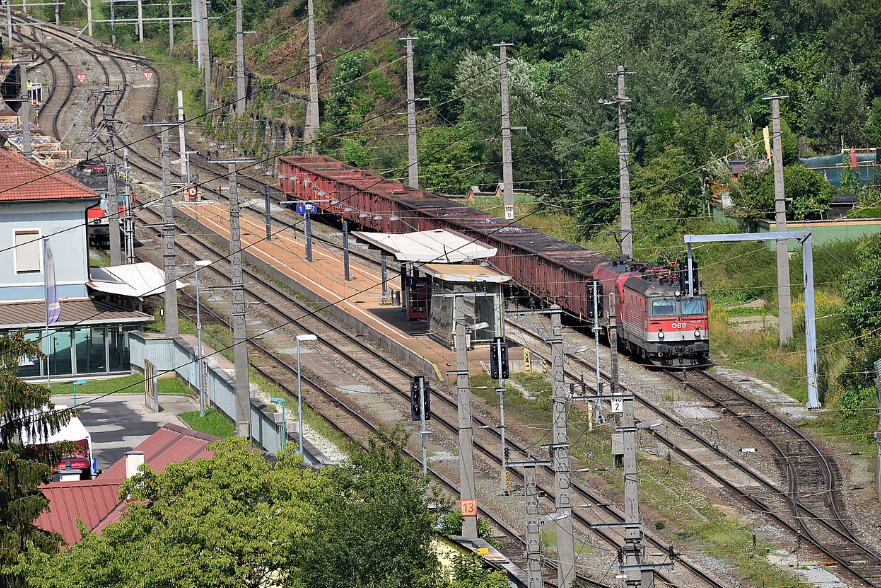 버려진 철도,역사를 카페와 상점가로 재활용한 프로젝트