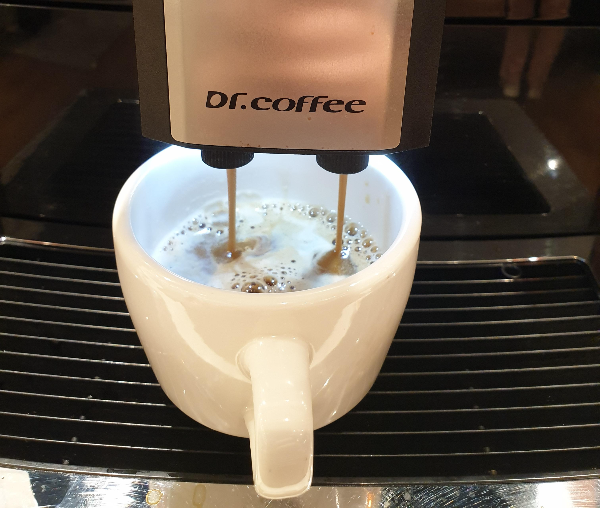 아메리카노를 내리고 있는 모습. 전자동 머신을 사용한다.